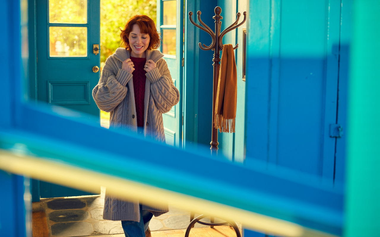 Smiling woman feeling comfortable and confident during Mounjaro treatment, showing positive adaptation to medication